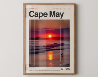 Może przedstawiać: Oprawiony wydruk przedstawiający zachód słońca nad oceanem w Cape May, NJ. Obraz przedstawia jasnopomarańczowe słońce, odbijające się w wodzie i piasku. Słowa "Cape May" są wydrukowane pogrubioną czcionką na górze.