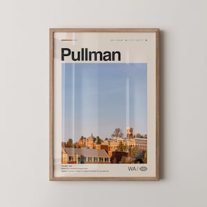 Pode incluir: Impressão artística emoldurada com a palavra "Pullman" em negrito sobre uma fotografia de um campus universitário. A impressão inclui as coordenadas 46.7298° N, 117.1817° W e o texto "WA / 🌐". A impressão está em uma moldura de madeira clara.