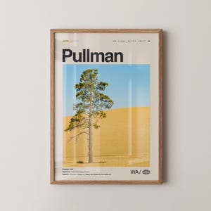 Pode incluir: Um poster emoldurado com a palavra "Pullman" em preto. O poster mostra uma árvore alta contra um céu azul e um campo dourado. O poster inclui as coordenadas 46.7298° N, 117.1817° W e as letras "WA".