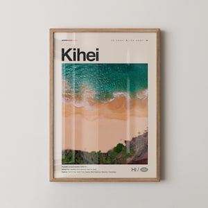 以下が含まれることがあります： 「Kihei」の黒い文字が印象的な、額入りのアートプリント。ターコイズブルーの水、ベージュの砂浜、緑の植生が美しいビーチの空撮写真が描かれています。座標と「HI」の文字も確認できます。