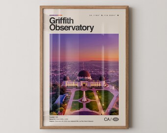 以下が含まれることがあります： ロサンゼルス、カリフォルニア州のグリフィス天文台の額入りプリント。夕焼けの景色が特徴です。プリントには天文台の名前、座標、その他の詳細が含まれています。画像は建物の建築と周囲の風景を紹介しています。