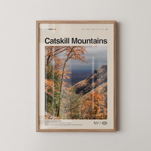 Könnte beinhalten: Ein gerahmter Druck mit den Catskill Mountains. Das Bild zeigt eine malerische Aussicht auf eine Bergkette mit Bäumen, die Herbstlaub zeigen. Der Druck enthält den Text "Catskill Mountains" und Koordinaten.