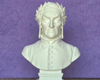 Pode incluir: Um busto branco de um homem com uma coroa de louros. A escultura tem uma camisa abotoada e é montada numa base retangular. O fundo é de cor roxa sólida.