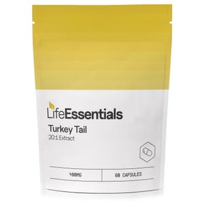 Puede incluir: Una bolsa blanca con fondo amarillo. La bolsa contiene un suplemento llamado "LifeEssentials Turkey Tail 20:1 Extract". La bolsa está etiquetada con "490MG" y "60 CAPSULES".