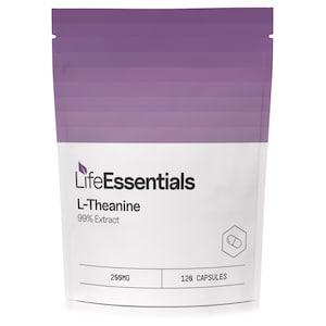 Può includere: Una bustina bianca con sfondo viola e il testo "LifeEssentials L-Theanine 99% Extract 200MG 120 CAPSULES" stampato su di essa.
