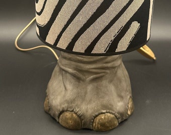 Lampe à poser pied d'éléphant, Elephampe, sculpture en céramique et abat jour