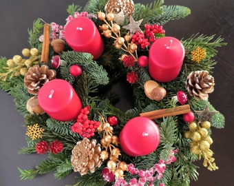 Natuur adventskaars, rustiek adventskrans, kerstdecoratie, tafelstuk, groene natuurlijke brunches, ecologische materialen, roodgouden bessen