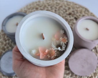 Kokosnuss Wachskerze im handgefertigten Gipsgefäß mit getrockneten Blumen und Holzdocht, Geschenk für Freundin, Muttertagsgeschenkidee