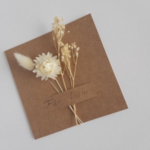 Carte de voeux faite main avec des fleurs séchées, carte de voeux, carte d'anniversaire, carte de remerciement, carte kraft, carte de texte personnalisée