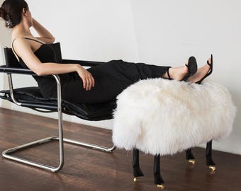 Pouf minimalista in pelle di pecora ispirato a Lalanne, poggiapiedi di lusso in pelle di pecora, sgabello scultoreo, mobile di design, seduta in morbida lana realizzata a mano