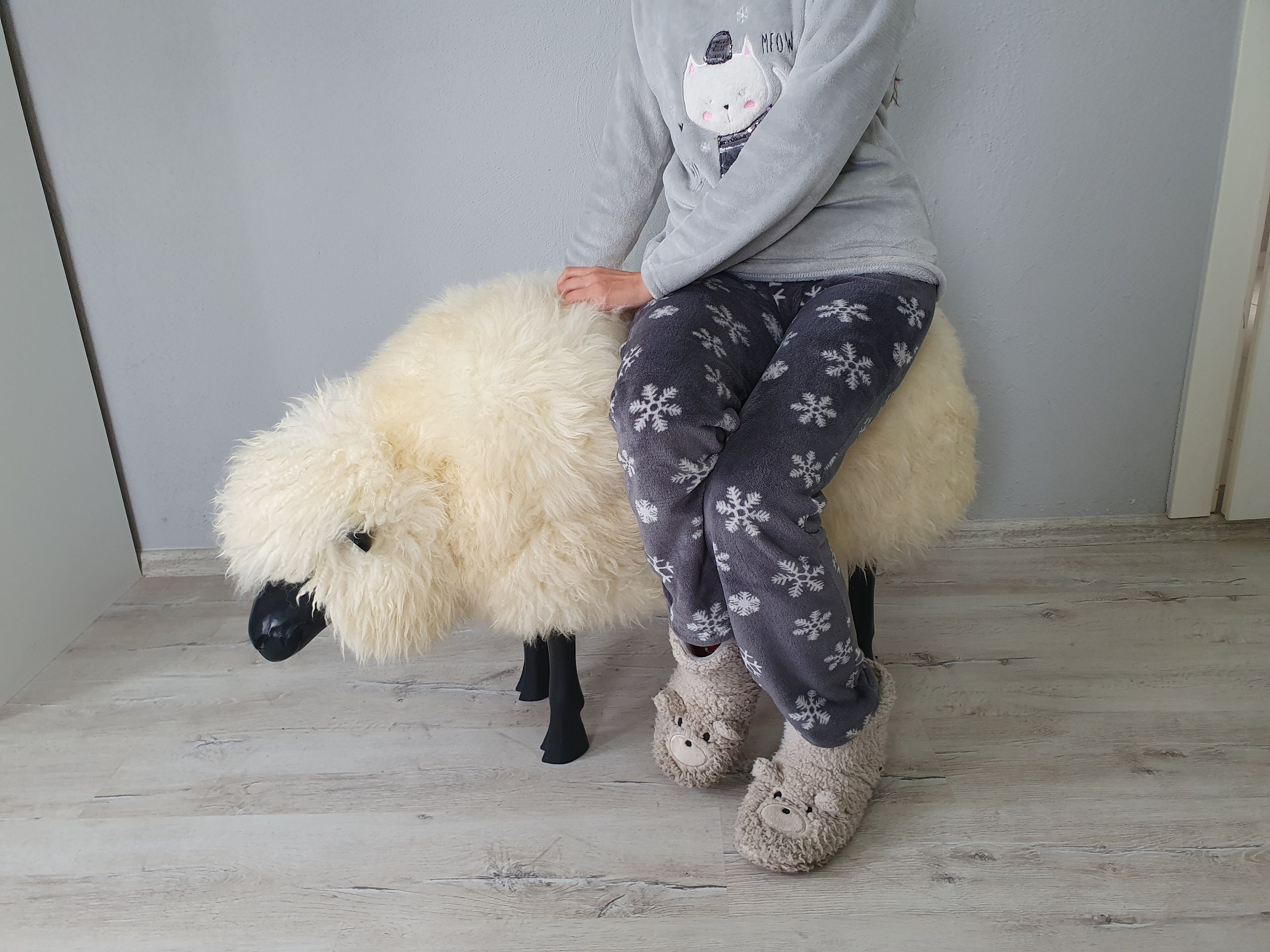 専用です　SHEEP FUR Life-Size Medium Sheep Footstool - Black Varnish – Lost Candor