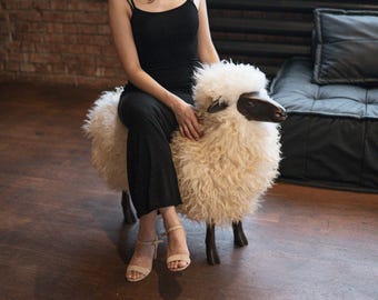 Silla estilo Lalanne con forma de oveja, taburete de piel de oveja hecho a mano, elemento escultórico para interiores de diseño.