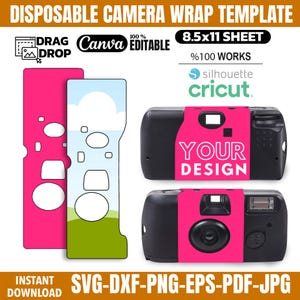 Op de afbeelding: Een sjabloon voor een wegwerpcamera-wikkel, met een roze en blauw ontwerp met een groen landschap. De afbeelding bevat twee zwarte wegwerpcamera's met roze wikkels met de tekst "YOUR DESIGN". De sjabloon is 21,59 x 27,94 cm en is compatibel met Canva, Silhouette en Cricut.
