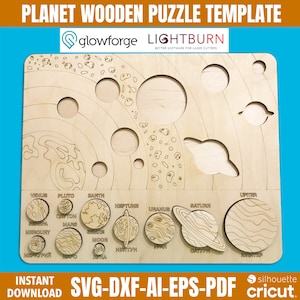 Puede incluir: Una plantilla de rompecabezas de madera del sistema solar con formas recortadas de los planetas. Los planetas están etiquetados con sus nombres en inglés y ruso. La plantilla está diseñada para usarse con una cortadora láser. El texto "PLANET WOODEN PUZZLE TEMPLATE" está en la parte superior de la imagen. El texto "glowforge LIGHTBURN BETTER SOFTWARE FOR LASER CUTTERS" está debajo del título.