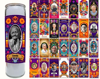 Può includere: Una candela cilindrica di vetro trasparente con un'etichetta decorativa con un ritratto e motivi floreali e teschio. L'immagine mostra anche vari disegni per modelli di candele cilindriche con ritratti, fiori e teschi. Il testo recita "CYLINDER CANDLES CANVA TEMPLATE" e "CANVA EDITABLE TEMPLATE."