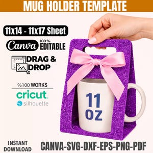 Puede incluir: Un portavasos de purpurina morada con un lazo rosa, que sostiene una taza blanca de 312 g. El soporte tiene un dise&ntilde;o rectangular con un asa. El texto en el soporte incluye "Mug Holder Template", "Canva Editable" y "Instant Download".