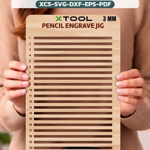 Könnte beinhalten: Eine Holz-Bleistift-Gravurvorrichtung mit dem Text "PENCIL ENGRAVED JIG" und "XTOOL PENCIL ENGRAVE JIG 3 MM". Die Vorrichtung hat 20 horizontale gravierte Linien für die präzise Platzierung von Bleistiften. Das obere Banner lautet "XCS-SVG-DXF-EPS-PDF".