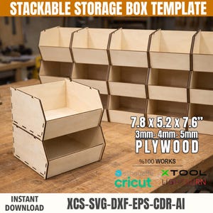 Peut inclure: Gabarit de boîte de rangement empilable en contreplaqué. Les boîtes sont brun clair et de forme rectangulaire. Les dimensions sont d'environ 19,8 x 13,2 x 19,3 cm. Le texte "STACKABLE STORAGE BOX TEMPLATE" et "INSTANT DOWNLOAD" est également inclus.
