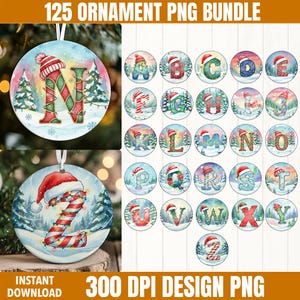 Könnte beinhalten: Eine Sammlung von Weihnachtsschmuck mit Buchstaben des Alphabets. Jeder Anhänger ist kreisförmig und zeigt einen Buchstaben, der mit Zuckerstangenstreifen und einem Weihnachtsmannhut verziert ist, vor einer Winterlandschaft. Der Text "125 ORNAMENT PNG BUNDLE" steht oben.