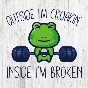 Może przedstawiać: Kreskówkowa żaba podnosząca ciężary z napisem "OUTSIDE I'M CROAKIN' INSIDE I'M BROKEN" w kolorze granatowym. Żaba jest zielona z białym brzuchem i uśmiecha się. Sztanga jest granatowa.