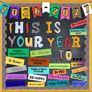 Op de afbeelding: Een kleurrijk prikbord met de woorden "THIS IS YOUR YEAR" in grote, decoratieve letters. Het bord bevat de jaren 2026 en 2027, samen met motiverende zinnen als "Be Brave", "Shine" en "Follow Your Dreams".