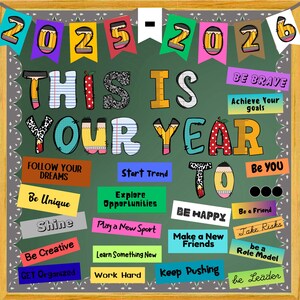 Könnte beinhalten: Eine dekorative Tafel mit dem Text "THIS IS YOUR YEAR TO" und verschiedenen motivierenden Sätzen. Bunte Banner zeigen die Jahre 2025 und 2026. Die Tafel ist mit Holz umrahmt.