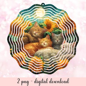 Könnte beinhalten: Ein Windspiel aus Metall mit einem runden Design, das einen Mond und drei schlafende Katzen zwischen Sonnenblumen zeigt. Die Katzen sind orange, weiß und grau.