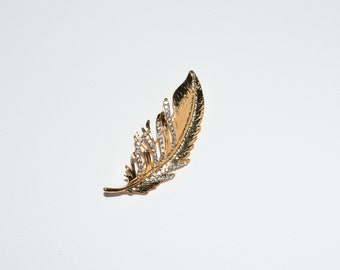 Gold Feather Brooch,Gold Plated White Zirconia Feather Brooch, Vintage Style Brooch,Lapel Pin,Jacket Accessory,Elegant Jewelry,Unisex Brooch