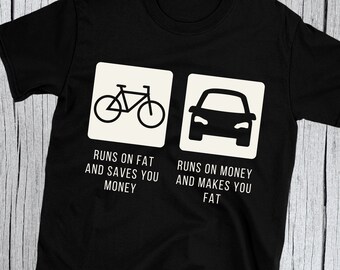 Lustiges Fahrrad T-Shirt, Fahrrad vs. Auto, Runs on Fat and Saves You Money vs. Runs on Money and Makes You Fat, umweltbewusste Radfahrer