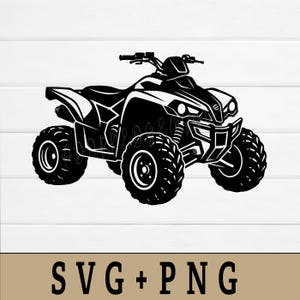 Pode incluir: Ilustração a preto e branco de um ATV. O veículo todo-o-terreno de quatro rodas tem pneus grandes e robustos e um design detalhado. A imagem inclui o texto "SVG + PNG" na parte inferior, indicando os tipos de ficheiro disponíveis.