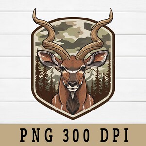 Può includere: Illustrazione dettagliata di un kudu, una grande antilope africana, all'interno di un emblema a forma di scudo. Il kudu è raffigurato con pelliccia marrone, grandi corna a spirale e una striscia bianca sul viso. Lo sfondo presenta un motivo mimetico e una scena di foresta. Il testo "PNG 300 DPI" è in basso.