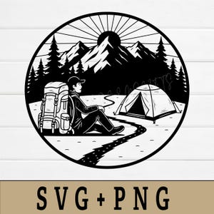 Può includere: Grafica circolare in bianco e nero di un escursionista seduto vicino a una tenda con uno zaino, montagne e alberi. Un disegno a forma di raggio di sole è sopra le montagne. Il testo "SVG + PNG" è in basso.