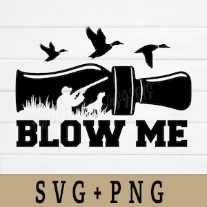 Puede incluir: Gráfico en blanco y negro que presenta un reclamo de pato con patos volando. Un cazador y un perro están en la hierba. El texto "BLOW ME" está debajo del reclamo de pato. Las palabras "SVG + PNG" están en la parte inferior.