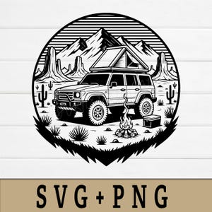 Puede incluir: Ilustración en blanco y negro de un vehículo todoterreno con una tienda de techo, ambientada en un paisaje desértico con montañas, cactus y una fogata. La imagen está enmarcada dentro de un círculo. El texto en la parte inferior dice "SVG + PNG".