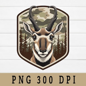 Può includere: Illustrazione dettagliata di un'antilope americana all'interno di un emblema a forma di scudo. L'antilope è raffigurata con pelliccia marrone e bianca, corna scure e un'espressione serena. Lo sfondo presenta un motivo mimetico, montagne e pini. Il testo "PNG 300 DPI" è in basso.