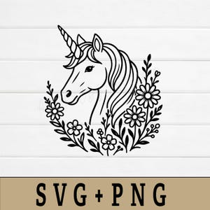 Puede incluir: Dibujo lineal en blanco y negro de una cabeza de unicornio rodeada por una corona floral. El unicornio tiene un cuerno en espiral y una melena fluida. Las flores y las hojas forman un borde circular. El texto "SVG + PNG" está en la parte inferior.