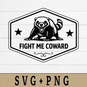 Pode incluir: Gráfico a preto e branco de um texugo com a boca aberta, dentro de um hexágono branco com borda preta. O texto "FIGHT ME COWARD" está abaixo do texugo. Duas estrelas pretas em ambos os lados do texugo. A parte inferior tem o texto "SVG + PNG".