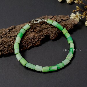 Armband med naturlig mintgrön opalpärlor, slätt rörarmband med grön opal, chokersmycken med opalpärlor, armband med skuggade opalpärlor, present till henne