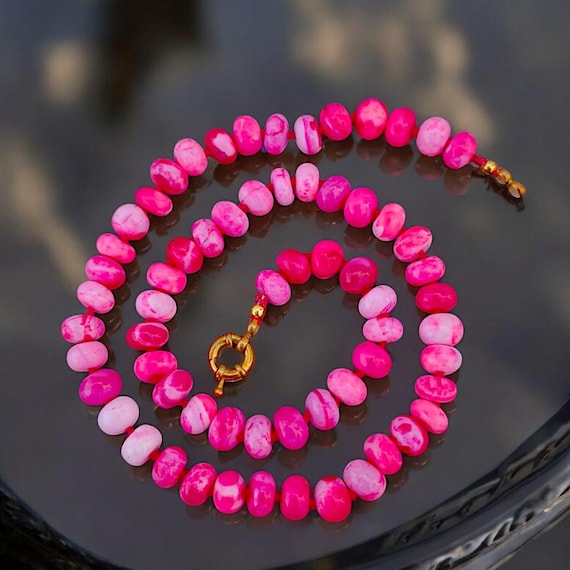 ピンクのペルー産オパールビーズのノットネックレス、8 mm のホット
