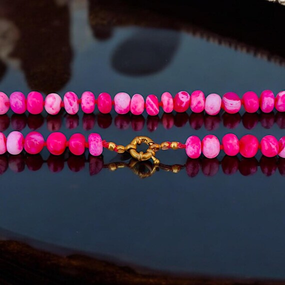 ピンクのペルー産オパールビーズのノットネックレス、8 mm のホット