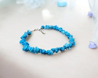 Può includere: Una collana di pietre di turchese blu a forma di chip con una chiusura argentata.