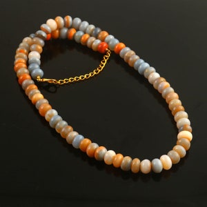Halsband med naturlig orange stenblocksopal, 8 mm rondell ädelsten