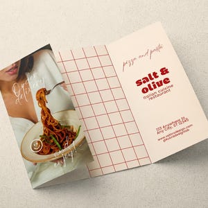 Może przedstawiać: Złożone menu restauracji kuchni włoskiej, ze zdjęciem makaronu i nazwą restauracji "Salt & Olive". Menu ma wzór kratki i słowa "pizza i pasta."