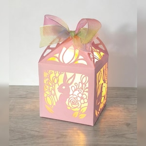 Puede incluir: Un juego de tres tazas de cerámica con un acabado moteado y mate. Las tazas son de color crema, gris claro y gris oscuro. Cada taza tiene un diseño simple y minimalista.