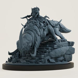 Peut inclure: Figurine de fantaisie grise détaillée représentant un guerrier chevauchant une créature avec des cornes et des lames. La figurine est posée sur une structure en pierre, mettant en valeur des détails complexes et une composition dynamique. La base est de couleur gris foncé.