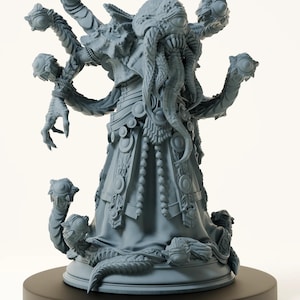 Peut inclure: Figurine grise détaillée d'une créature avec de multiples tentacules, de grands yeux et une robe drapée. La figurine est montée sur une base circulaire noire. Le design présente des détails complexes.