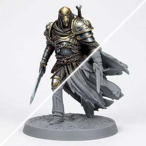 Peut inclure: Une figurine miniature de guerrier en armure dorée et argentée, tenant une épée. La figurine est divisée en diagonale, montrant un côté entièrement peint avec des textures métalliques détaillées et un côté gris uni non peint avec une cape.