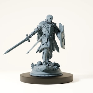 Peut inclure: Figurine grise d'un chevalier en armure complète, tenant une épée et un bouclier. Le chevalier se tient sur une base détaillée, avec une deuxième épée prête. La figurine est sur fond blanc.