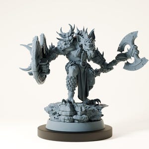 Peut inclure: Figurine fantastique grise d'une créature cornue avec une hache et un bouclier. La figurine est sur un socle rocheux sur un socle circulaire noir. La créature a une armure détaillée et une expression menaçante.