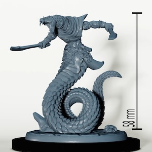 Può includere: Statuetta grigia stampata in 3D di una creatura simile a un serpente con la parte superiore del corpo umanoide, che tiene una spada e una mazza. La statuetta è alta 5,8 cm e poggia su una base circolare nera.